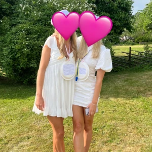 Klänning - Säljer min älskade studentklänning (till vänster)! Beställd från Lulus för 1299kr inkl frakt. Använd en gång så är i så gott som nyskick. Jag är 177cm. Skicka för fler bilder🩷