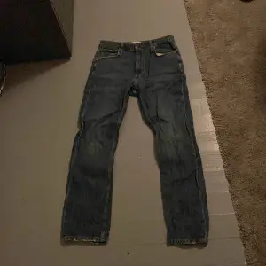 Säljer mina jeans pga att de sällan kommer till användning. Mycket bra skick.