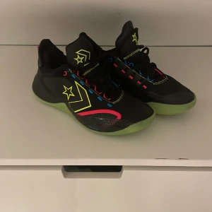 Converse bb shift  - Säljer mina Converse för dom är för små och behöver lite pengar. Väldigt bra sko som här sjukt bra grepp 