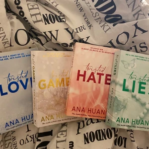 Twisted series - Säljer hela twisted series för endast 400kr😁💞 mega bra pris då serien brukar snitta runt 600-800kr 💞 kan mötas upp i Stockholm och posta men föredrar att posta via köp nu! Super bra skick på böckerna 