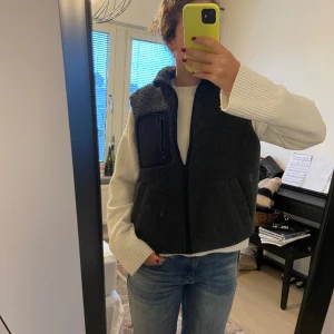 Grå/grön Teddy väst  - Grå/grön Teddy väst från Vero Moda. 💞