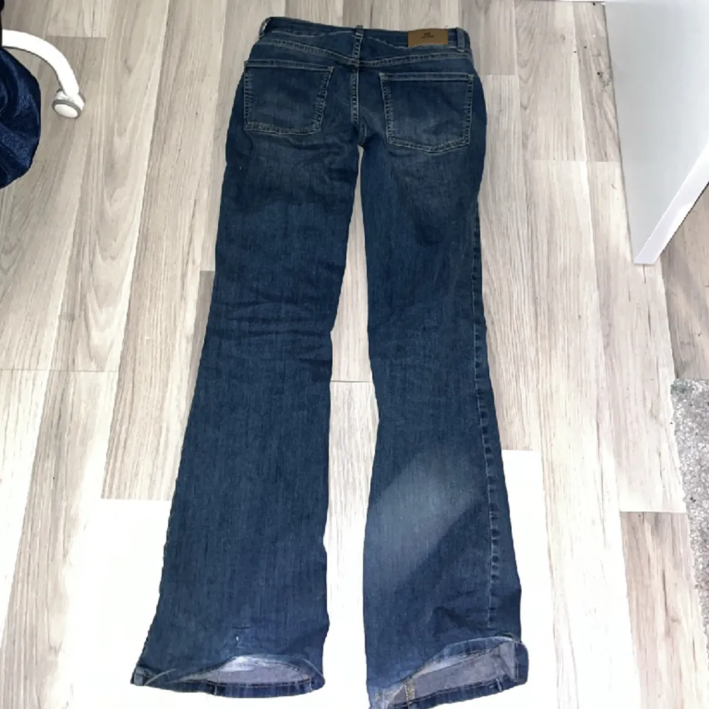 Ett par lågmidjade jeans från Nelly i storlek 34, knappt använda men är nedtrampade längst på benen där bak och har fått ett hål på ena sidan. Annars inga defekter. Pris kan diskuteras. Skriv vid frågor eller fler bilder. 💕(Första bilden är lånad). Jeans & Byxor.