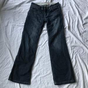 Snygga jeans i bra skick!  Mått: Midjemått rakt över: 35cm Innebenslängd: 74cm Grenhöjd: 20cm  Pris är förhandlingsbart  Skriv för fler bilder eller frågor?🫶🏻 