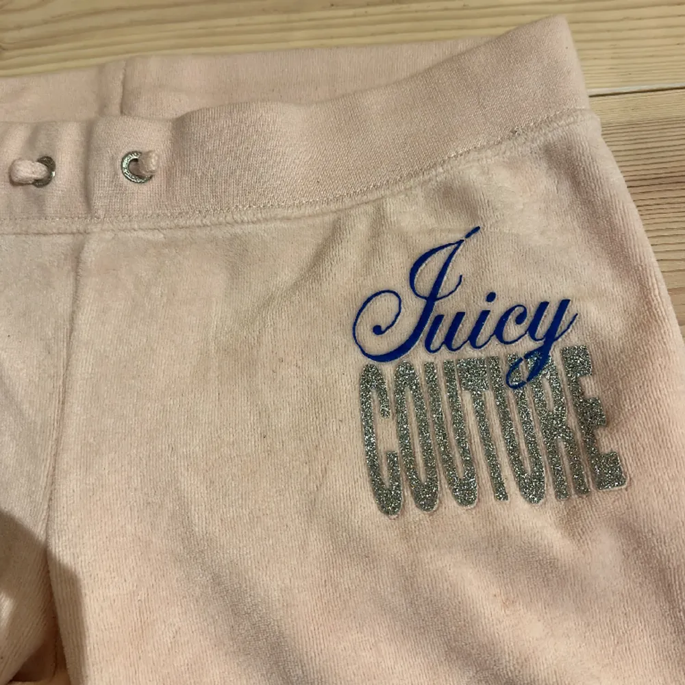 Lågmidjade flared och mycket vintage juicy couture byxor i ljusrosa mjukis tyg! Suuuper fin pass form och i mycket fint skick! Midjemått: 34,5cm. Innerbenslängd: 65,5cm!. Jeans & Byxor.