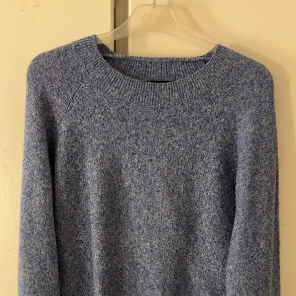 Säljer denna jätte fina blåa stickade tröja från VeroModa. Nypris är 249 säljer för 150kr💘hör gärna av dig vid frågor och funderingar!💘. Stickat.