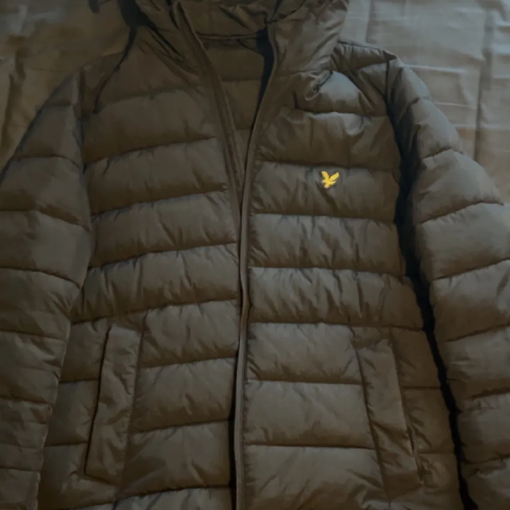 Lyle & Scott jacka Bra kvalite  Inte använd  Storlek M  . Jackor.