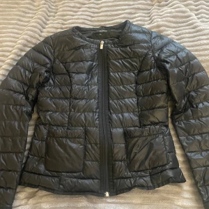 söt dunjacka!  - hej! säljer denna super söta svarta dunjacka från ILSE JACOBSEN då den är lite för liten för mig. den är i superfint skick! den passar både XS och S, då den är liten i storleken!🤗💕