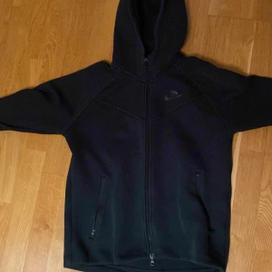 Nike tech - Svart Nike tech säljer den för jag har vuxit ur den men den är i riktigt bra skick!