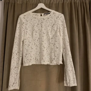 Vit spets tröja  - super fin vit spets topp från Gina med slits i armarna, använd 1 gång därav super bra skick! 