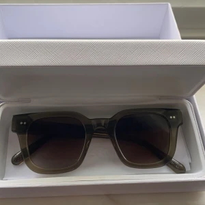 Gröna chimis 04 - Säljer mina knappt använda gröna chimis, storlek 04. Ny pris är 1350kr, dem är i super bra skick!💕💕💕