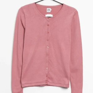 Saint tropez kofta, M - En korallröda Saint Tropez tröja i storlek M  Super bra skick  Fick som gåva men aldrig använt  Har tyvärr inte prislapp eller kvittot kvar 