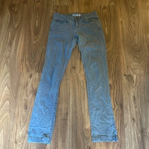 Dcato jeans  - Dessa jeans är använda endast en gång. Sälj pågrund av att den är på gränsen till för liten för mig. Jeansen strycks innan iväg skickning. lägre pris vid snabbt köp