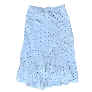 Prickig midi kjol - Vit midikjol med svarta prickar och volanger. Från H&M. Står storlek 40 i plagget men passar nog även 38