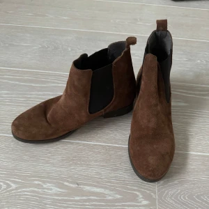 Chelsea boots  - Fint skick, skor i brun mocka. Lite formade då de legat i en låda. 