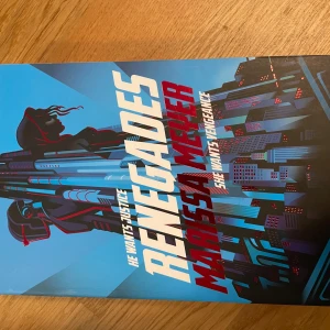 Renegades  - Om du gillar shatter me kommer du defenetivt gilla denhär. Renegades av marissa meyer. Populär booktok bok. Nypris 150kr  mitt pris 80kr