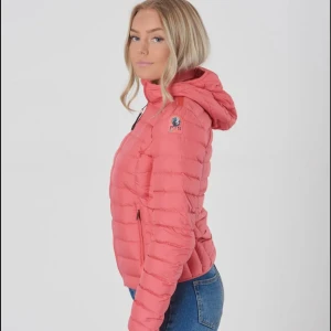 Rosa Parajumper 💕 - As snygg rosa parajumper köpt från Kidsbrandstore, kids storlek side Y-M (XS) Köpt för 3199 kr, bra skick 