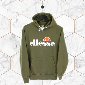 Ellesse hoodie  - Grön Ellesse hoodie (lite nobbrig men i fint skick) Storlek L/XL