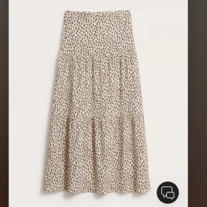 Leopard kjol - Säljer denna super fina leopardkjolen som passar xs/s💕Den har två små håll längst ner, som jag gärna skickar bild på💕Där av säljer jag billigare💕Men fortafrande så fin skulle inte säga att det är något man tänker på, går även att lösa💕