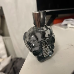 Diesel ONLY THE BRAVE PARFYM 50 ml - Säljer min Diesel Parfym eftersom jag aldrig använt den, den är helt ny!! Skriv vid frågor!