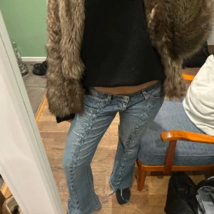 Lowaist Levi's jeans med snörning - Säljer dessa supercoola jeans som är köpta här på Plick i våras. Jag har enbart använt de någon enstaka gång och det är i bra skick. Lite långa för mig som är 165 och passar någon som bär s/m. Bilderna är lånade, men skriv för egna💗