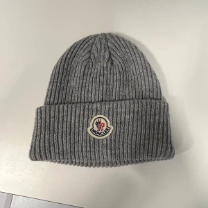 Moncler Mössa - Använd men fortfarande i väldigt fint skick. One-size passar alla, varmt och skönt material 