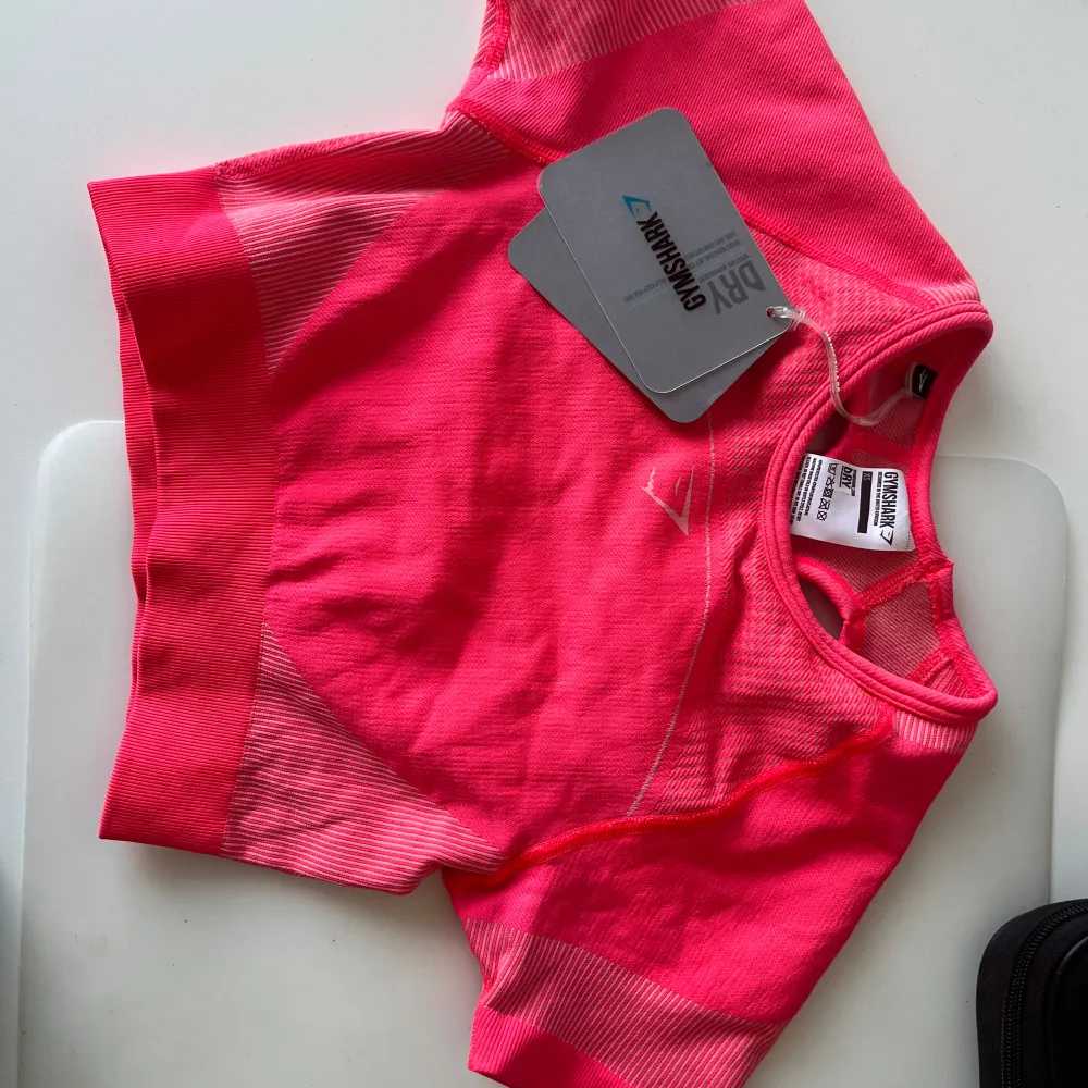 Såå fin rosa träningströja i seamless material. Köpt för 400 kr på gymsharks hemsida men tyvärr för liten för mig. Har kvar lapparna. 💕. Sportswear.