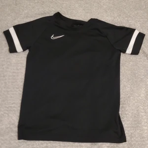 Nike tröja - Nike tröja för barn storlek XL 158-170 cm. Är i gott skick.