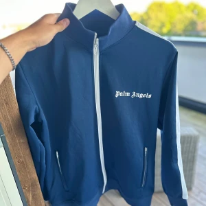 Palm angels tröja - En fin tröja som jah inte använder längre pågrund av stilbyte vilket är synd för den är fin. Den är köpt ifrån Plick. Rensa min garderob 