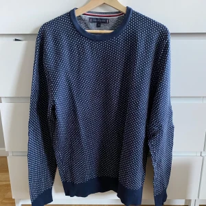 Tommy Hilfiger Stickad Tröja - Väldigt bra skick. Storlek XL men passar mer M-L.