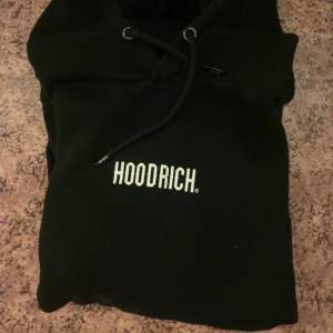 Säljer denna ”hoodrich” hoodie eftersom att jag aldrig använder den. Köpte hoodien i ett set för ca 1000kr men jag har slarvat bort byxorna. Tröjan är flitigt använd i typ 1 månad och jag säljer för endast 150kr inkl frakt!