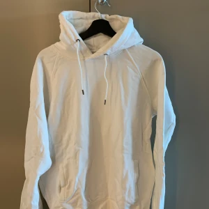 Vit Oversize Hoodie - En oversize hoodie i cream i strl L, så passar perfekt för dem som har M i vanliga fall. 100% Bomull. 