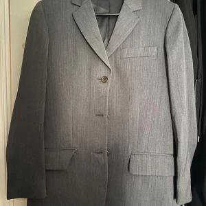 Tiger of sweden kostym  - 3 delar exklusiv ullkostym (45% ull, 55% polyester) från Tiger (byxor) och SIR (kavaj, kjol). Stl XS/36. Uppsydd sent 90-tal, använd fåtal gånger, mycket fint skick.