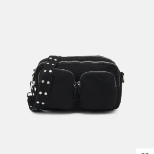 Väska - Säljer denna väskan då den inte kommer till användning, den är i väldigt gott skick och den har bra med utrymme!