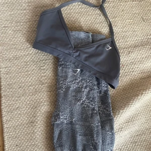 Träningsset Gymshark  - träningset från Gymshark i storlek xs i byxorna och s i toppen. passar därmed en s-xs både toppen och tightsen. dessa är nästintill aldrig använda 