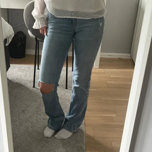 Jeans - Säljer mina jeans från ginatricot då de inte kommer till användning💗de är i storlek 32!