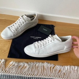 YSL SKOR! - Riktigt stilrena och eftertraktade Ysl skor! / Säljs ej längre / modell: SL/01 / använt men väldigt bra skick! / Dustbag och kort ingår! / nypris: ca 7000kr!