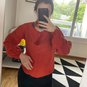 Blus xs - Köpte i Turkiet . Ny skick. I mörk orange färg. 