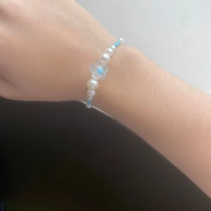 Armband - Ett fint blommigt armband som passar perfekt till sommaren🌸 + gåvor! Skickas inom 24h!