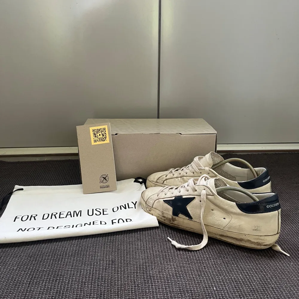 Säljer nu dessa feta Golden goose skor i modellen Superstar. Limited edition. | Storlek: 40 men sitter ca 1 storlek större | Köptes på miinto för 6000kr | Allting på bild 1 tillkommer + kvitto! Först till kvarn!🤝. Skor.