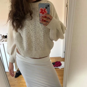 Fin stickad tröja! - Så fin stickad tröja! Storlek L men passar M och S också. Säljer då den inte kommer till användning. 