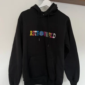 Hoodie Astroworld - Använd endast några få gånger. (Obs, ej äkta merch) 