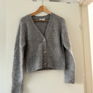 Stickad kofta  - Stickad ull kofta från stories, i bra skick knappt använd 