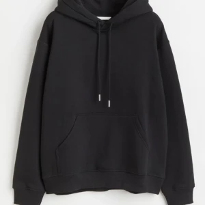 Basic hoodie  - Säljer denna hoodie fårn hm, bra skick men en av knapparna på snöret har gått av så därför lägre pris! Kontakta mig vid frågor❣️