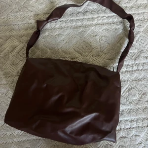 Brun väska - Brun väska. Använd ca 1 gång. Köpt för några år sedan. 