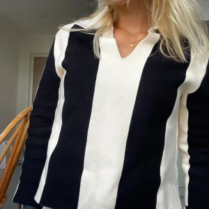 Kofta ARKET - Säljer denna randiga kofta från ARKET, stl S. Fint skick! Nypris 790 kr, mitt pris 350 kr + frakt eller hämtas i Stockholm Roslagstull.