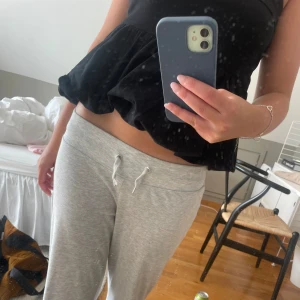 Svart söt topp - Super söt topp från Gina, använd endast en gång! 