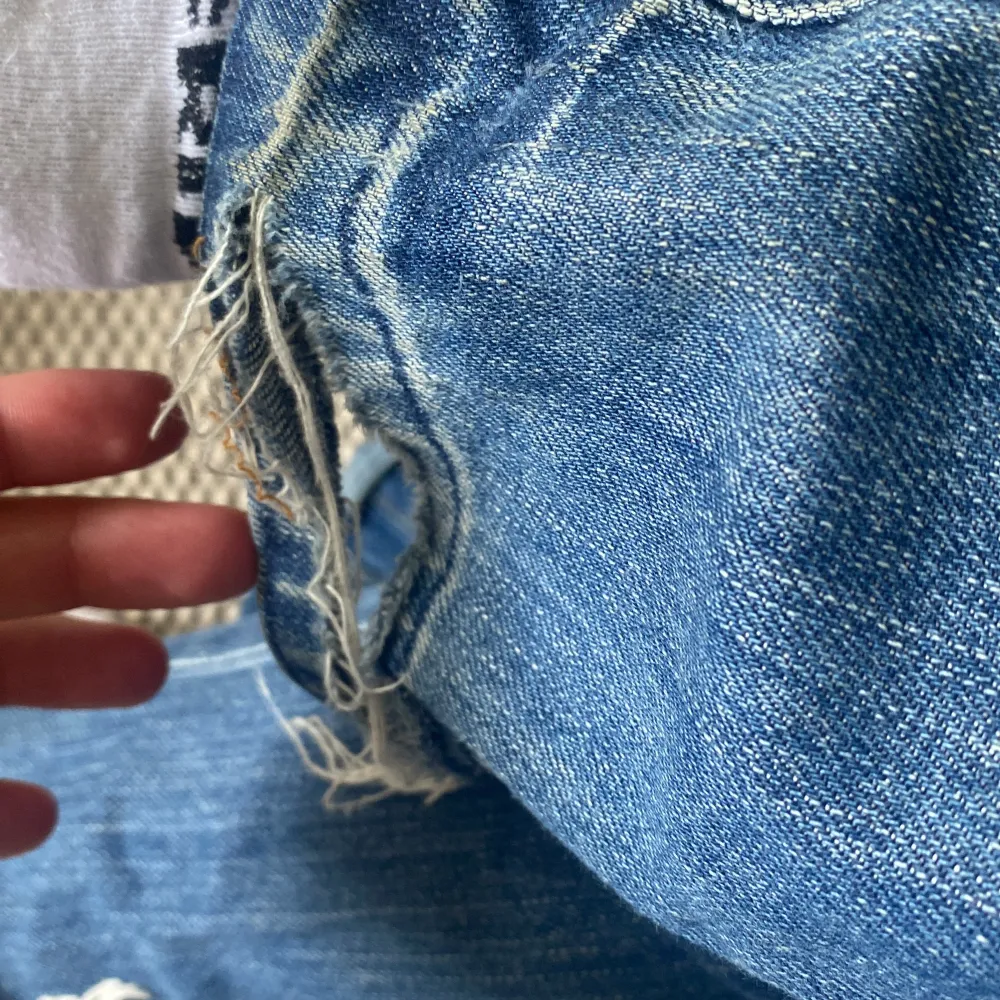 SKRIV PRIVAT! Och lägg bud! Skit snygga lågmidjade blåa jeans från replay. Köp direkt för 600kr💕Köpte begagnande för 850❤️ slitna längst ner. Skriv privat för mer bilder o frågor. Står ej storlek. Frakt ingår inte i priset . Jeans & Byxor.