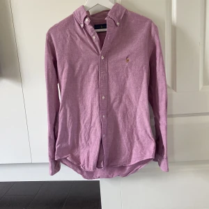 Ralp lauren skjorta - En Ralph lauren skjorta i färgen Oxford red i ett suveränt skick.  Perfekt nu till sommaren.  Hör av er vid minsta lilla fundering.  Pris går alltid att diskuteras 😀 