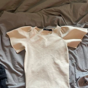 Topp - Jättefin topp som är i storlek L men väldigt tajt så passar perfekt på mig som S❤️ Kan mötas i Sthlm eller posta