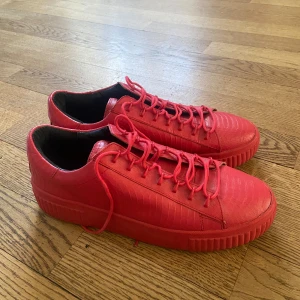 Kendall and kylie platform sneakers rosa - Mycket ovanliga kendall and kylie sneakers Rosa / Röda Bra skick